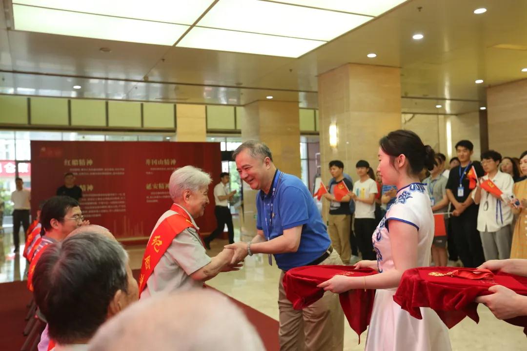 “光榮在黨50年”(圖1)